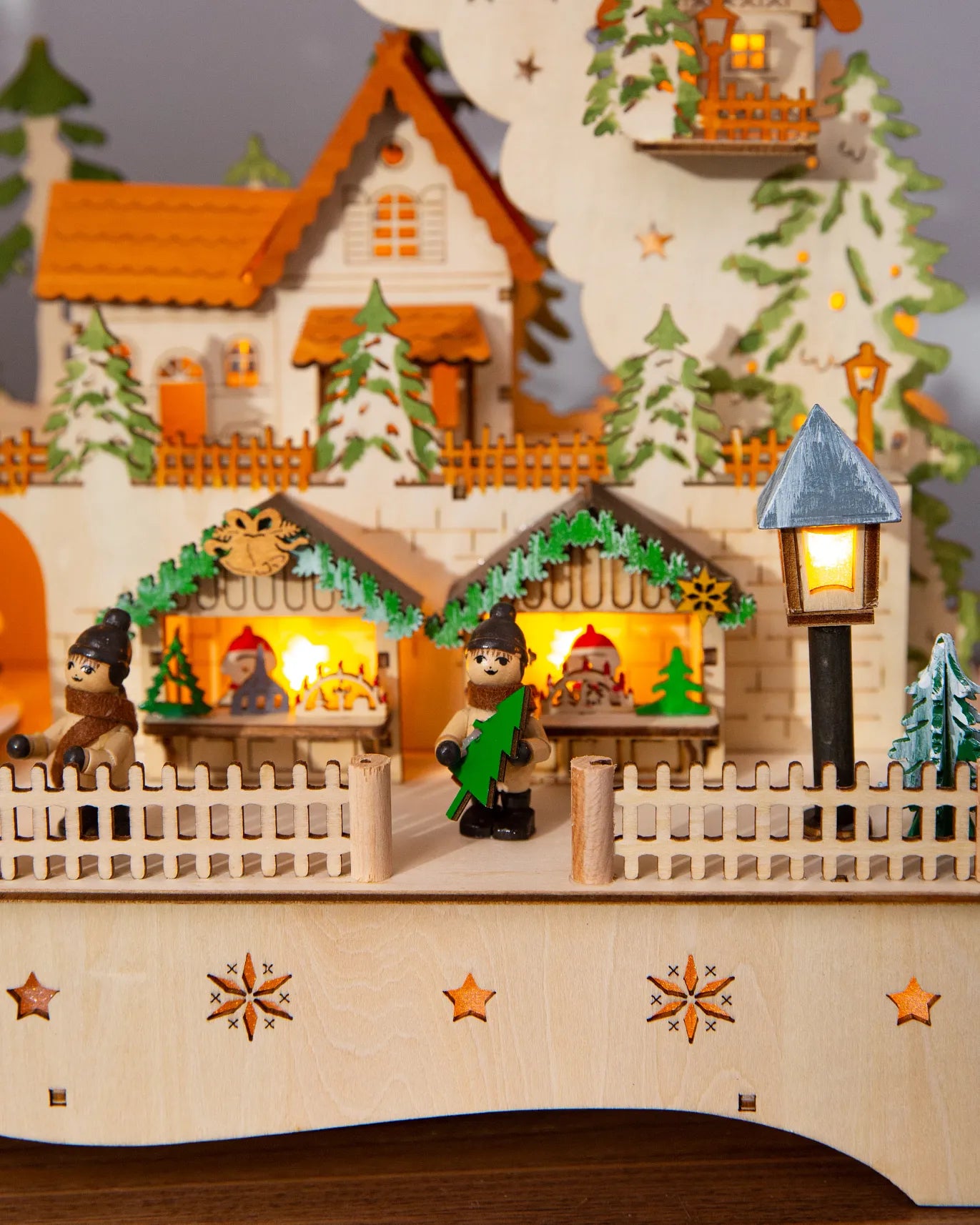 Scene animate in legno illuminate