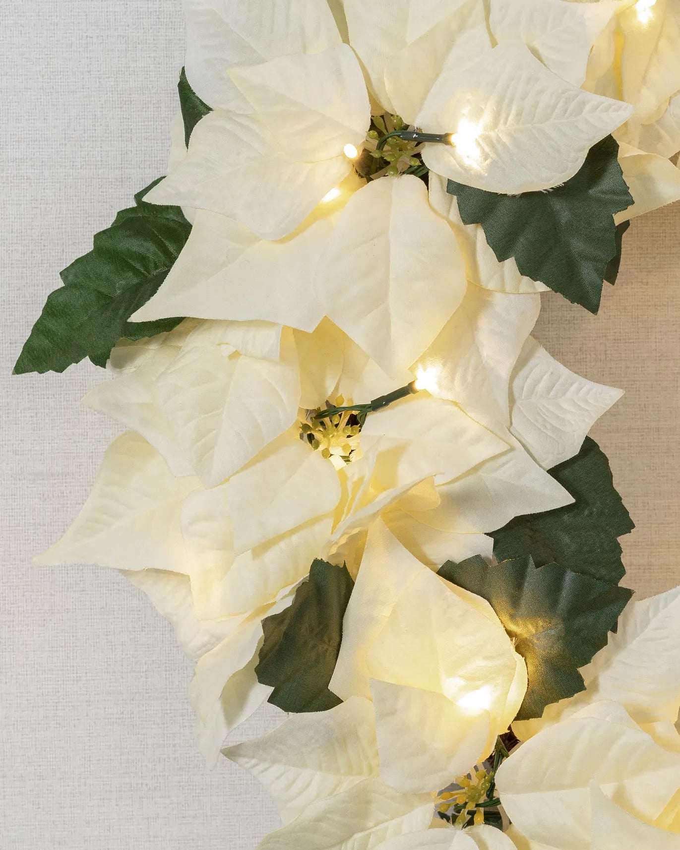 Corona de celebración de flor de Pascua encendida 